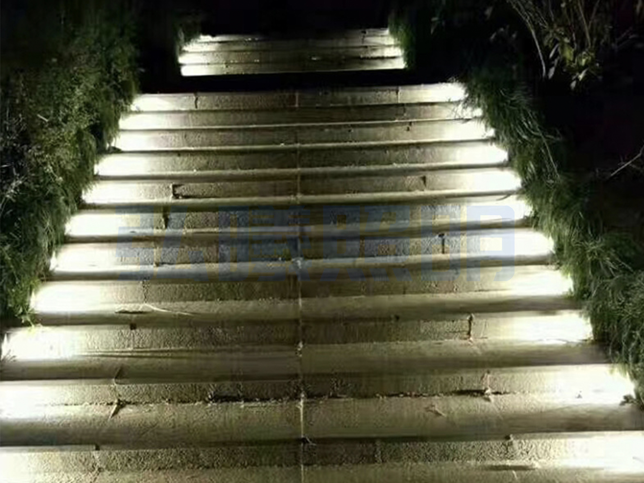楼梯踏步灯带如何安装？_地脚